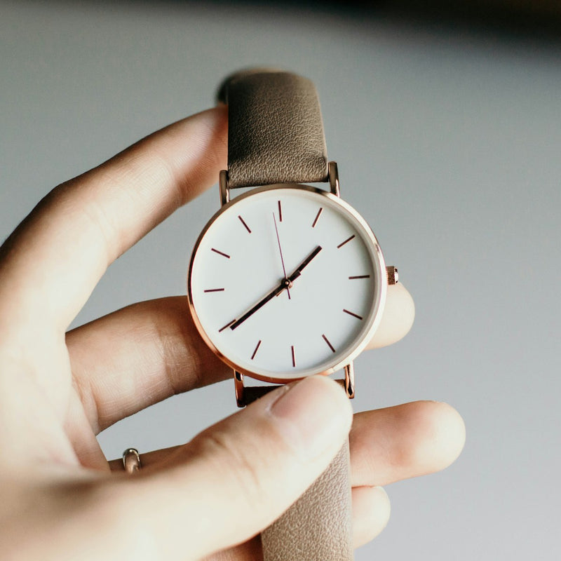 Minimalist analog wrist watch